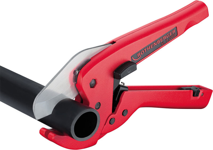 Использование ножниц для резки пластмассовых труб Rothenberger Rocut TC 42 Professional Использование ножниц для резки пластмассовых труб Rothenberger Rocut TC 42 Professional