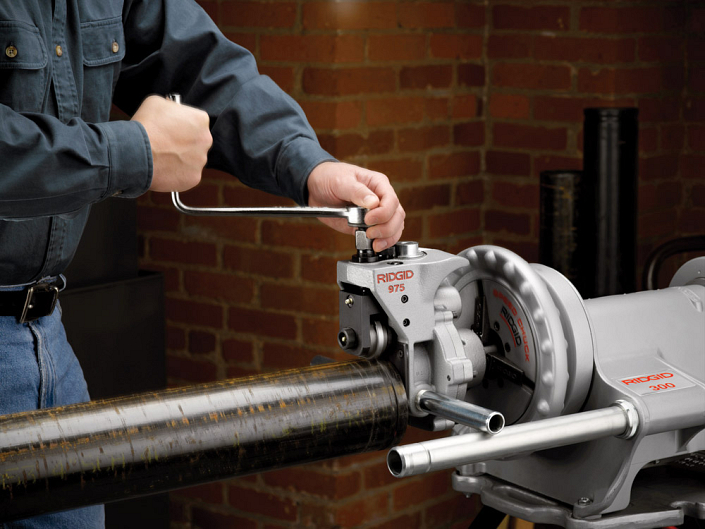 Накатка желобков комбинированным желобонакатчиком RIDGID 975 с приводом Ridgid 300 Накатка желобков комбинированным желобонакатчиком RIDGID 975 с приводом Ridgid 300