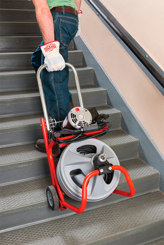 Перемещение прочистной машины барабанного типа Ridgid K-400 Перемещение прочистной машины барабанного типа Ridgid K-400