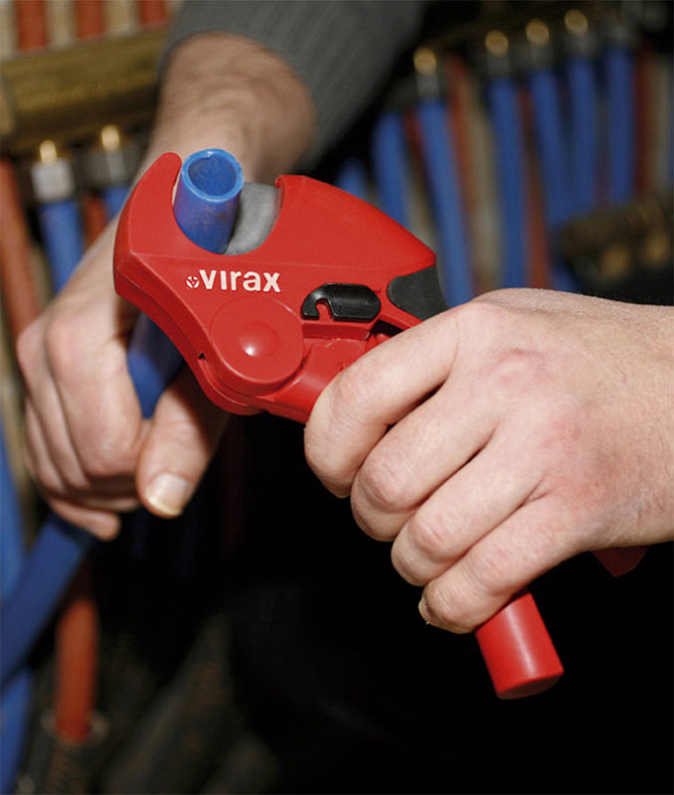 Применение ножниц для полипропиленовых труб Virax PC 32 Применение ножниц для полипропиленовых труб Virax PC 32